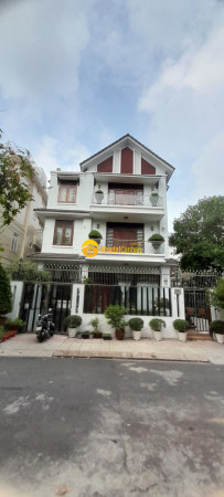 Bán biệt thự đẹp, hầm, 3 lầu, dt 13x18m, hướng đông, giá rẻ, kdc ven sông, phường tân phong, quận 7