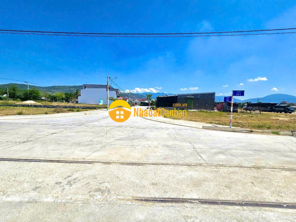 Bán đất tái định cư diên lạc lô góc 2 mặt tiền vị trí ngay ngã tư đẹp nhất khu